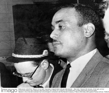 IMAGO History, U.S. Bürgerrechtsbewegung: 1954-1968 New York: Thomas 15X Johnson, 30 at right, arrives at the Police Station here yesterday after being taken into custody as a suspect in the assassination of Black Nationalist extremist leader Malcolm X. He is the third coloured man to be arrested in connection with the Malcolm X slaying. 4 March 1965 UnitedArchives00937059 