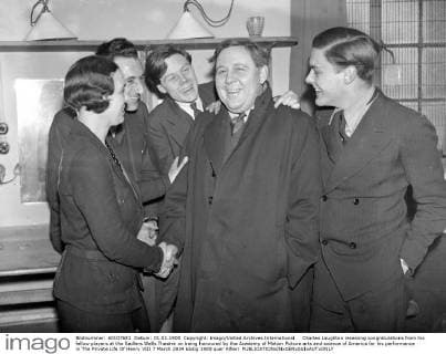OSCARS. Bester Hauptdarsteller. Preisträger 1931-1940 Charles Laughton receiving congratulations from his fellow players at the Sadlers Wells Theatre on being honoured by the Academy of Motion Picture arts and science of America for his performance in The Private Life Of Henry VIII 7 March 1934 UnitedArchives00937838 