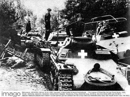 IMAGO History, Zweiter Weltkrieg: 1939 - 1945 The invasion of Poland by German Panzer tanks. 1939, Panzer, Weltkrieg, deutsche, deutscher, Deutschland, Besatzer, Besatzung, Krieg, Kettenfahrzeug, Artillerie, Geschütz UnitedArchives00938128 