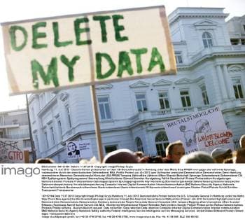 IMAGO History, 250 Jahre USA, Digitales Zeitalter: Entwicklung des Internets und Aufstieg von Silicon Valley Hamburg, 11. Juli 2013 - Demonstranten protestieren vor dem US-Generalkonsulat in Hamburg unter dem Motto Stop PRISM now! gegen die weltweite Spionage, insbesondere durch den amerikanischen Geheimdienst NSA.