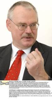 Gert Wagner, Vorsitzender der Sozialkammer der Evangelischen Kirche in Deutschland (EKD), am 31.10.2006 in Frankfurt am Main. Top-Manager in Deutschland bekommen nach Auffassung des EKD-Sozialexperten bisweilen hohe Gehälter, die nicht zu rechtfertigen sind. Hier gebe es eine Kontrolllücke in den Aufsichtsräten, sagte Wagner in einem epd-Interview. (Siehe epd-Interview vom 28.12.06) DER ABDRUCK DES EPD-FOTOS IST HONORARPFLICHTIG! Gert Wagner 212051 EDITORIAL USE ONLY
