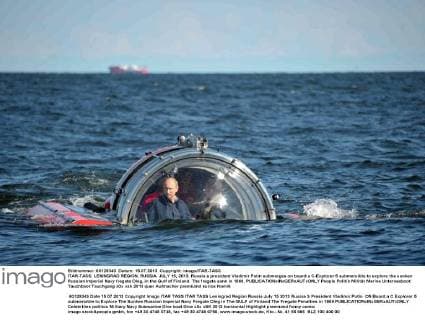 ITAR-TASS: LENINGRAD REGION, RUSSIA. JULY 15, 2013. Russia s president Vladimir Putin submerges on board a C-Explorer 5 submersible to explore the sunken Russian Imperial Navy fregate Oleg, in the Gulf of Finland. The fregate sank in 1869.  premiumd Aufmacher kurios Komik RE121E38