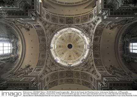 Blick in die Kuppel der Theatinerkirche, italienischer Spätbarock, 1675 geweiht, München, Oberbayern, Bayern, Deutschland, Europa iblmzc03514811.jpg