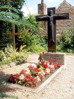 Grab von Pfarrer Oskar Brüsewitz am 01.07.2006auf dem Friedhof in Rippicha bei Zeitz. In der im Süden von Sachsen-Anhalt gelegenen Kreisstadt hatte sich Brüsewitz am 18. August 1976 mit Benzin übergossen und in Brand gesteckt, um gegen die atheistische Erziehung der Kinder in der DDR zu protestieren. Vier Tage später, am 22.08.1976, war er in einem Krankenhaus in Halle Saale seinen schweren Verlretzungen erlegen. (Siehe epd-Bericht vom 14.08.06) DER ABDRUCK DES EPD-FOTOS IST HONORARPFLICHTIG! Grab von Pfarrer Oskar Brüsewitz 198290 EDITORIAL USE ONLY