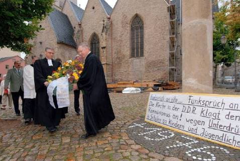 Der Bischof der evangelischen Kirchenprovinz Sachsen, Axel Noack (rechts), und Superintendent Reinhard Voitzsch legen am 18.08.06 einen Kranz an der Gedenkstele vor der Michaeliskirche in Zeitz (Sachsen-Anhalt) nieder. An die öffentliche Selbstverbrennung des Pfarrers Oskar Brüsewitz vor 30 Jahren haben zuvor rund 400 Menschen mit einem Gottesdienst erinnert. Oskar Brüsewitz hat es umgetrieben, dass die Menschen sich ganz schnell an die Zustände gewöhnten , sagte Noack in seiner Predigt. Durch seine Beharrlichkeit auch in der Kritik an den Zuständen in der DDR sei Brüsewitz ein Vorbild gewesen. Nach dem Gottesdienst legten Vertreter der Kirchenleitung sowie Verwandte, Freunde und Weggefährten Kränze an der Brüsewitz-Gedenksäule vor der Kirche nieder. (Siehe epd-Bericht vom 18.08.06) DER ABDRUCK DES EPD-FOTOS IST HONORARPFLICHTIG! Kirche erinnert an Selbstverbrennung von Pfarrer Brüsewit 198413 EDITORIAL USE ONLY