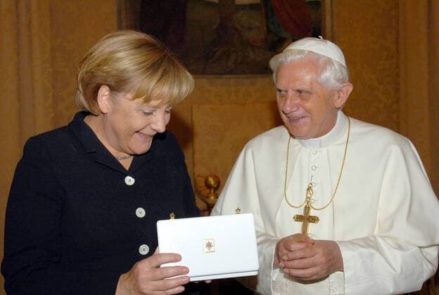 Bundeskanzlerin Angela Merkel (CDU) bei einer Privataudienz bei Papst Benedikt XVI. am Montag (28.08.06) in Castelgandolfo bei Rom. Die CDU-Politikerin, die Protestantin ist, unterstrich bei ihrem Antrittsbesuch die christlichen Grundlagen der europäischen Kultur und will sich für die Aufnahme eines Gottesbezuges in die geplante europäische Verfassung einsetzen, berichtete Radio Vatikan. Die Bundeskanzlerin sprach den Angaben zufolge mit dem Papst auch über die Lage im Libanon sowie über den interreligiösen Dialog. (Siehe epd-Meldung 10017 28.8.2006) DER ABDRUCK DES EPD-FOTOS IST HONORARPFLICHTIG! Merkel in Privataudienz beim Papst 198624 EDITORIAL USE ONLY