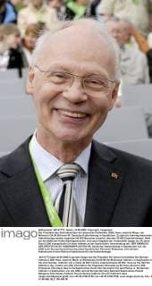 Der Präsident des Zentralkomitees der deutschen Katholiken (ZdK), Hans Joachim Meyer, am Mittwoch (24.05.06) beim 96. Deutsche Katholikentag in Saarbücken. Zu dem bis Sonntag dauernden Katholikentag werden insgesamt 40.000 Besucher erwartet, darunter 26.000 Dauerteilnehmer. Mehr als die Hälfte der Katholikentagsbesucher sind nach Angaben der Veranstalter jünger als 39 Jahre. Rund 3.200 evangelische Christen nehmen an der Saarbrücker Veranstaltung teil. DER ABDRUCK DES EPD-FOTOS IST HONORARPFLICHTIG! 96. Deutscher Katholikentag in Saarbücken 188110 EDITORIAL USE ONLY