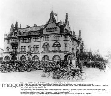 WWI - German troops in Finland. German cyclist troops assembling in front of the Post Office in Hengo. Â  UnitedArchives00938311
