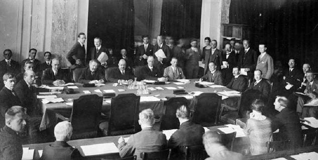 Mr Austin Chamberlain in attending the Council of the League of Nations at Geneva Left to Right M. Unden, M. Quani, M. Nello Franco, M. Scialoja, M. Briand, Qunoni De Leon (President), Sir Eric Drummond, Mr Austin Chamberlain, M. Tschy, M. Mellot and Dr Benes. 9 June 1925, Genf, Schweiz  UnitedArchives00940056
