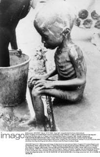 Biafra Tragedy of troubled Nigeria and its breakaway state of Biafra is seen in these pictures of starving and shrunken children seen in a village in the Oklgweafikpo Region 2 August 1968, Hunger, Hungersnot  UnitedArchives00941291
