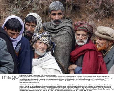 Verteilung von Hilfsgütern durch die Diakonie-Katastrophenhilfe in Salmeah, im Erdbebengebiet von Kaschmir, Pakistan (Foto 22.01.06). Bei dem Erdbeben am 8. Oktober 2005 kamen mehr als 80.000 Menschen ums Leben, mehr als drei Millionen wurden obdachlos. Die Hilfsorganisationen haben mit der Verteilung von Hilfsgütern spät begonnen. Es ist nicht einfach, das Material zu den Bedürftigen zu bringen. (Siehe epd-Bericht vom 06.02.06) DER ABDRUCK DES EPD-FOTOS IST HONORARPFLICHTIG! Lage der Erdbebenopfer in Kaschmir im Januar 2006 180763 EDITORIAL USE ONLY