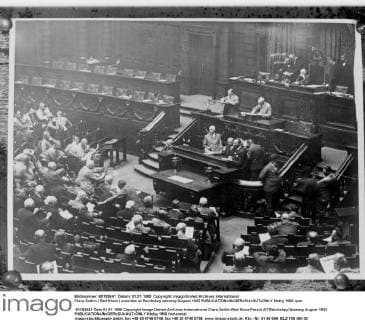 Berühmte Feministinnen, Clara Zetkin Clara Zetkin ( Red Klara ) presides at Reichstag opening August 1932  UnitedArchives00943823