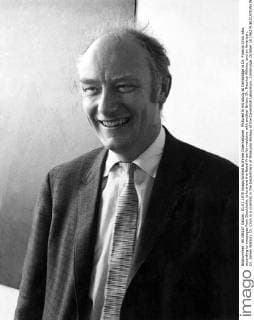 IMAGO History, Entdeckung der Doppelhelixstruktur der DNA: 1953 Pictured in his study at Cambridge is Dr. Francis Crick who, according to messages from Stockholm, is to share the Nobel Prize for medicine with another Briton, Dr. Maurice Wilkins, and an American, Dr. James Watson. Dr. Crick is a scientist in the Department of Molecular Biology at the Cavendish Laboratory, Cambridge. October 18 1962  UnitedArchives00955931