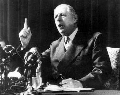 General Charles De Gaulle, whom everyone expects to make a comeback and take overb the French Republic, tells the press and the world that he is ready to assume powers - but only by legal means. His Press Conference in the crowded room at the Hotel Palais D Orsay, revealed that de Gaulle has no intention to create a dictatorship. May 1958  UnitedArchives00956274