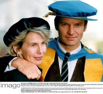 November 1992: STING (Gordon Sumner) with his wife, Trudie Styler, after he received an honourary degree in music at the University of Northumbria, Newcastle. Sting was formerly the lead singer bass player with The Police.  UnitedArchives00956704