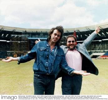 July 10th 1985: Pop music superstar, Bob Geldof with promoter, Harvey Goldsmith (r), pictured at Wembley Stadium during preparations for the LIVE AID mammoth rock concert, scheduled to go out live on world-wide television on July 13th., Fernsehen, Fernsehshow, Fernsehstar, Fernseher  UnitedArchives00956825