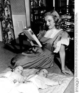 IMAGO ICONS: Marilyn Monroe Young Marilyn Monroe babysitting for a friend.  UnitedArchives00957730