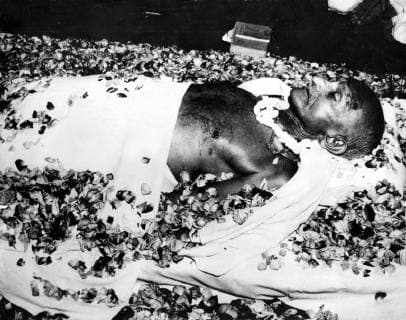 IMAGO ICONS: Mahatma Gandhi Mahatma Gandhi lying in state at Birla House, New Delhi, after his assassination and just before the funeral cortege started for the burning ghat on the banks of the Rver Jumna, four miles distant, where the cremation took place - 2nd February 1948, Verbrechen  UnitedArchives01004533
