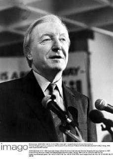 Charles Haughey giving a speech in 1987 Ireland Prime Minister  UnitedArchives01005088