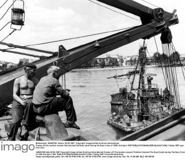 Cranes lift the sunken vessels that blocked the Suez canal during the Suez crisis of 1956. 2nd April 1957  UnitedArchives01006237