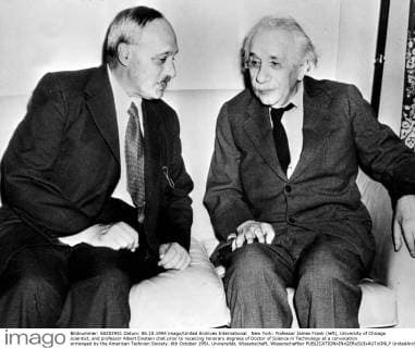 New York: Professor James Frank (left), University of Chicago scientist, and professor Albert Einstein chat prior to receicing honorary degrees of Doctor of Science in Technology at a convocation arrranged by the American Technion Society. 6th October 1954, Universität, Wissenschaft, Wissenschaftler  UnitedArchives01006474