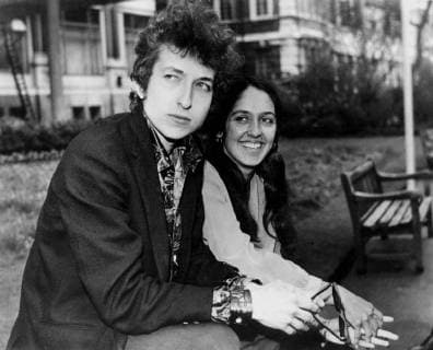 27th April 1965: American folk singers, Bob Dylan and Joan Baez at the Savoy in London. Bob is on tour in the UK.  UnitedArchives01010263