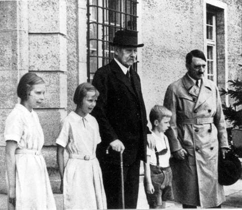 Hitler with Hindenburg and children Hitler, Adolf (Der Fuhrer) German (Austrian-born) Nazi dictator, orator, and politician; Hindenburg, Paul Anton Hans Ludwig von Beneckendorff und von German general and politician; president of Germany 1925-1934; appointed Adolf Hitler chancellor _1847-1934 , Führer, Deutschland, Kanzler, Reichskanzler, Bundeskanzler  UnitedArchives01013413