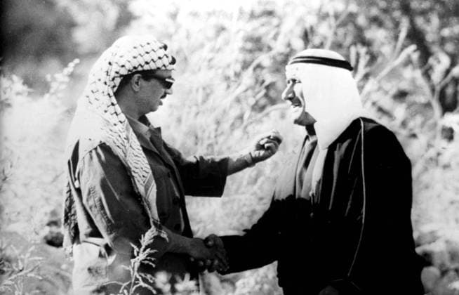 Cairo, U.A.R. The P.L.O. Chariman and Fatah leader Yassir Arafat (left) is seen tlking to an unidentified Palestinian friend. 15 March 1969, Kairo  UnitedArchives01014636