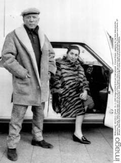 France Rivera: apearing for the first time since his operation. Painter Pablo Picasso seen with his wife at Nice Airport where he has come to see friend bullfighter Dominguin and family. 27 January 1966  UnitedArchives01014677