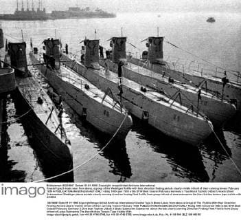 Coastal type U-boats seen from above, a group of the Weddigen flotilla with their direction finding aerials clearly visible infront of their conning towers February 1939 Â  UnitedArchives01015564