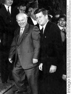 Summit meeting Kennedy and Krushchev in Vienna. On 3rd June 1961, in Vienna the talks began between the Prime Minister of the Soviet Union, Nikita Krushchev and the US President John F Kennedy, in friendly atmosphere. Behind Kennedy is seen the US Foreign Minister Dsan Rusk  UnitedArchives01021505