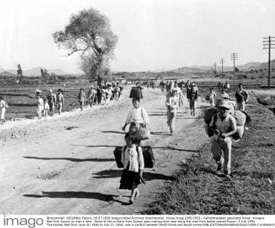 Korea-Krieg 1950-1953 - Aufnahmedaten geschätzt Korea: Koreans flee from Suwon no man s land . Some of the civilians from Suwon seen making their way along the road from battle scared Suwon. 5 July 1950 The Korean War from June 25, 1950 to July 27, 1953, was a conflict between North Korea and South Korea  UnitedArchives01022727