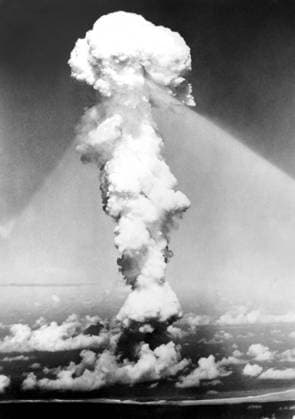 IMAGO History, Zweiter Weltkrieg: 1939 - 1945 At the time of this photo smoke billowed 20000 feet above Hiroshima while smoke from the burst of the first atomic bomb had speed over 10000 feet on the target at the base of the rising column. August 6 1945 two planes of the 509th composite group, part of the 313th wing of the 20th Air Force, Participated in this mission, one to carry the bomb, the other to act as escort. US air force.  UnitedArchives01023113