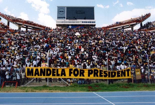 IMAGO History, Ende der Apartheid in Südafrika: 1990-1994 NELSON MANDELA s Supporters Congregate. South Africa. April 1994  !!ACHTUNG: AUFNAHMEDATUM GESCHÄTZT!! UnitedArchives01026152