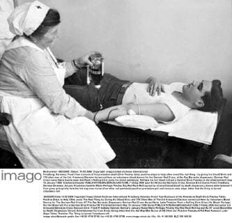 Friedberg, Germany: Fresh from rumours of his premature death Elvis Presley takes positive steps to help other avoid the real thing - by giving his blood! Elvis and 179 other men of the 3rd. Armoured Davison turned out here as volunteers blood donors for the German Red Cross, at the Ray Barracks dispensary. German Red Cross nurse Marie Euerie sees that Rock n Rolling Elvis gives his blood painlessly. Perhaps his hot blood will put a German Elvis Presley on the entertainment map. 18 January 1959, Krankenschwester  UnitedArchives01028712