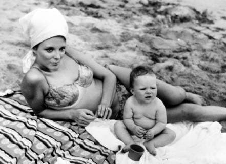 Joan Collins, actress wife of Britain s actor & playwright, Anthony Newley pictured with their daughter Tara on the Italian Riviera. Joan is here to make a movie co starring Italy s Vittorio Gassman. 22 September 1964  UnitedArchives01032769