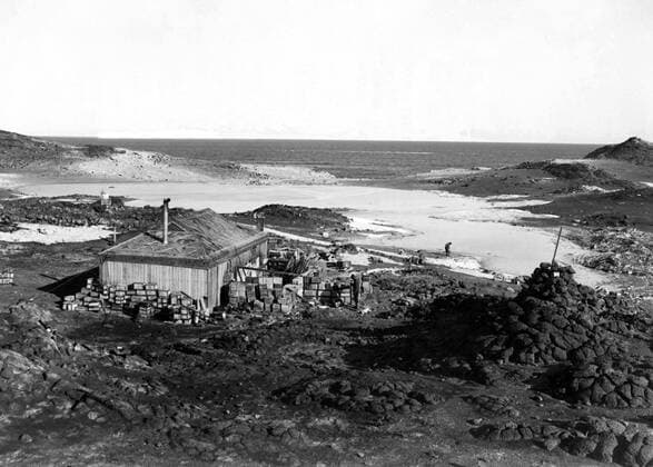 American helicopter pilots from a U.S. Icebreaker in Antarctic waters are said to have taken a number of Souvenirs from the historic Antarctic huts of Captain Scott and Sir Ernest Shackleton. The pilots flew to the 50-year-old huts, about 20 miles apart on Ross Island, to say prayers. They returned with Mementoes: A few scraps of wood found outside Scott s hut, and a bottle of medicine form inside Shackleton s hut. Officials of the operation Deep Freeze have issued strict orders that nothing must be moved from the huts by visiting Americans. Photo shows: Shackleton s hut as it looked in 1911, when used by members of the Scott expedition. The hut was built during Shackleton s 1908 expedition. 23 December 1955 , Hubschrauber  UnitedArchives01161119