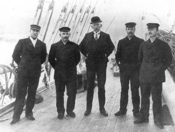 Captain Roald Amundsen - the five who attained the South Pole, Hassel, Wisting, Amundsen, Bjaaland and Hansen at Hobart - 1912  UnitedArchives01161136