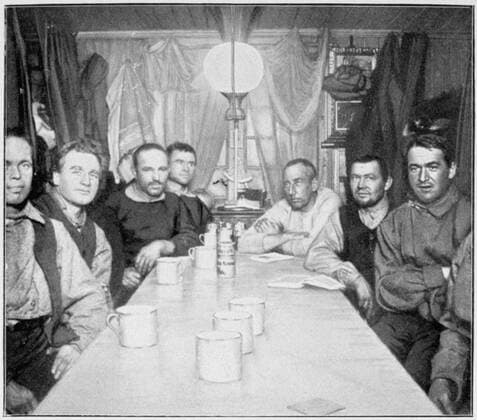 A Winter Evening at Framheim , Amundsen s South Pole expedition, Antarctica, 1911-1912. From The South Pole: An Account of the Norwegian Antarctic Expeditian in the Fram , 1910-12 Vol 1 by Roald Amundsen. Credit: Stapleton Historical Collection HIP TopFoto, Norwegen, Jahrhundertwende, 20. Jahrhundert, 1910er, 10er Jahre, historisch  UnitedArchives01161174