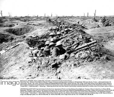 World War One - Western Front Battle of Morval. Troops in reserve awaiting orders to attack on 25 September 1916 near Ginchy, France., Jahrhundertwende, 20. Jahrhundert, 1910er, 10er Jahre, historisch  UnitedArchives01166478