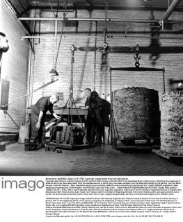 Cigarette and Tobacco Industry Scenes at W.D. and H.O Wills factory in Bristol 1947 In the Hogshead Room of the factory. Weighing the hogshead of tobacco after they have been taken from the wooden barrels in which they have been shipped from the USA and brought to the factory from the Bond Houses in Bristol Harbour . Each hogshead weighs approximately 1000lbs (would eventualy be transformed into roughly 500,000 cigarettes). Seen weighing a hogshead are Chief Weigher Ted Williams (right) and Fred Clark ., Tabak  UnitedArchives01172424