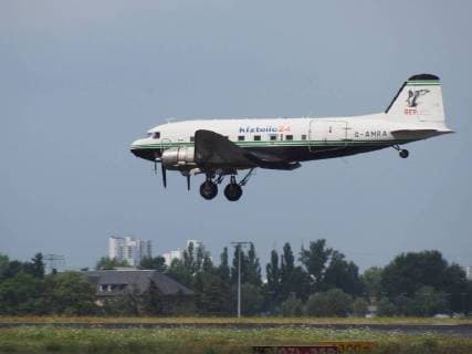 70 Jahre Berliner Luftbrücke am 26. Juni Bln.- ROSINENBOMBER bald wieder am Himmel über Berlin : gestern mittag landete auf dem Flughafen Berlin-Schönefeld eine DC-3; Flugzeuge des gleichen Typs war im Jahr 1948 zur Zeit der Berlin-Blockade durch die sowjetischen Besatzer im Rahmen der Luftbrücke 277.778 mal - alle 90 Sekunden - solch ein Transportflieger gelandet, der neben Versorgungsgütern eben auch Schokolade, Bonbons, Kaugummi und sicher gelegentlich auch Rosinen über Westberlin abwarf; der Förderverein Rosinenbomber wird Teile des für 210.000 $ angekauften Objekts für die Instandsetzung des Juni 2010 verunglückten Flugzeugs aufwänden; Foto : das fliegende Ersatzteillager dreht noch eine Runde für die Fotografen und Kameraleute ROSINENBOMBER bald wieder am Himmel über Berlin
