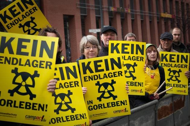 Protest bei Atommüll-Endlagersuche: Während des Treffens der Bund-Länder-Arbeitsgruppe zur Endlagersuche demonstrieren Atomkraftgegner vor dem Bundesumweltministerium in Berlin-Mitte mit einer Menschenkette und einem aufblasbaren großen X gegen Gorleben als Endlagerstandort. Protest Endlagersuche MR:N