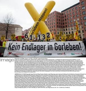 Protest bei Atommüll-Endlagersuche: Während des Treffens der Bund-Länder-Arbeitsgruppe zur Endlagersuche demonstrieren Atomkraftgegner vor dem Bundesumweltministerium in Berlin-Mitte mit einer Menschenkette und einem aufblasbaren großen X gegen Gorleben als Endlagerstandort. Transparent: Kein Endlager in Gorleben! Protest Endlagersuche MR:N