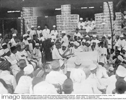 IMAGO ICONS: Mahatma Gandhi Gandhi addresses university students in Poona , India . Mr Gandhi delivering the convocation address at the Tilak Mehavidyapeth University , Poona , India . 22 September 1924  UnitedArchives01484811