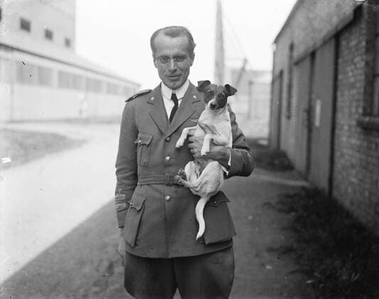 Amundsen s airship Norge arrives at Pulham . Colonel Umberto Nobile and his dog Titina . 12 April 1926  UnitedArchives01527836