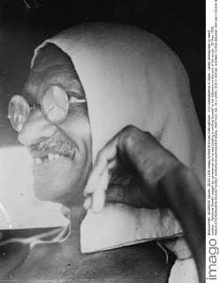 IMAGO ICONS: Mahatma Gandhi Civil disobedience in India . Latest photograph to reach London . Mahatma Gandhi caught by cameraman as he was bidding a smiling farewell to his followers on the eve of his arrest . 20 May 1930  UnitedArchives01533409