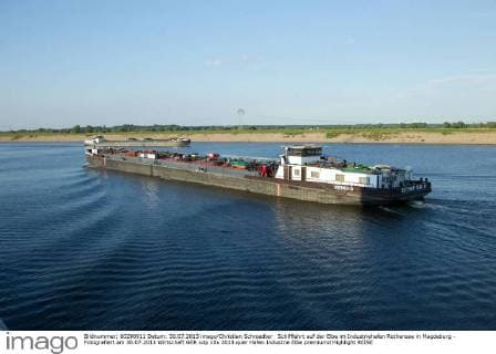 Schifffahrt auf der Elbe im Industriehafen Rothensee in Magdeburg - Fotografiert am 30.07.2013