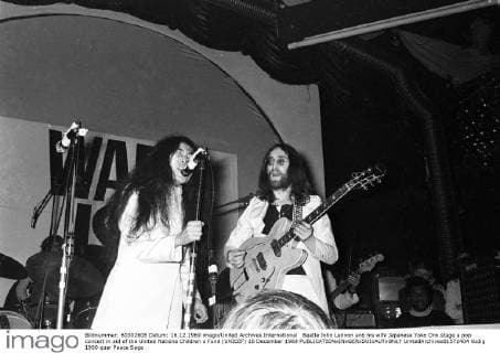 Beatle John Lennon and his wife Japanese Yoko Ono stage a pop concert in aid of the United Nations Children s Fund (UNICEF) 16 December 1969  UnitedArchives01572404