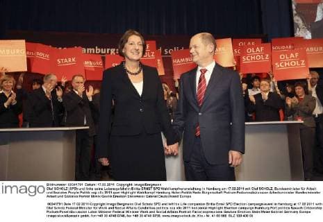 Olaf SCHOLZ (SPD) und links seine Lebensgefährtin Britta ERNST SPD Wahlkampfveranstaltung in Hamburg am 17.02.2011 mit Olaf SCHOLZ, Bundesminister für Arbeit und Soziales